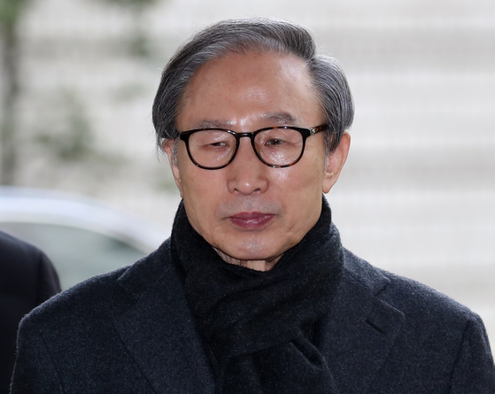 In this file photo, former President Lee Myung-bak enters the Seoul High Court on Feb. 19 to attend a sentencing hearing. On Thursday, the Supreme Court upheld the high court's rulings and sentence against Lee. [YONHAP]