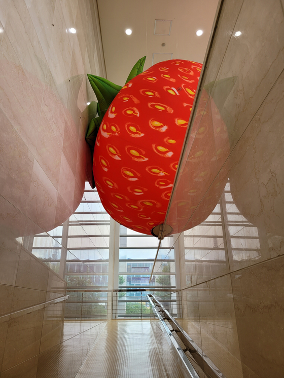 Choi Jeong-hwa’s inflatable sculpture ’Fruit Travel“ installed at the Gyeongnam Art Museum. [MOON SO-YOUNG]