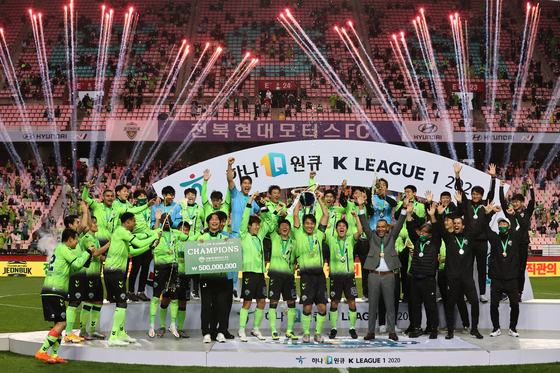 Jeonbuk Hyundai Motors celebrates their fourth straight K League title after defeating Daegu FC 2-0 at Jeonju World Cup Stadium in Jeonju on Sunday. [YONHAP]