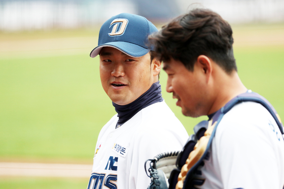 NC Dinos infielder Park Sok-min, left, and catcher Yang Eui-ji speak to each other ahead of their intrasquad game at Changwon NC Park on April 10. [YONHAP]