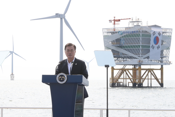 President Moon Jae-in makes a speech with the floating wind farm as a backdrop during his visit to Buan County in North Jeolla in July, a few days after a major Green New Deal briefing was held at the Blue House. [YONHAP]