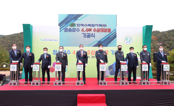 KHNP President Chung Jae-hoon, fifth from right, attends a ceremony celebrating a wind farm in Cheongsong, North Gyeongsang, on Oct. 21. [YONHAP]