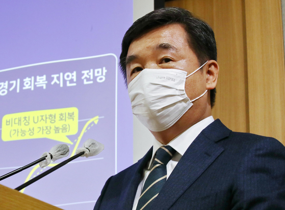 Acting Seoul Mayor Seo Jung-hyup explains the city's next year budget Monday during a press briefing at Seoul City Hall in Jung District, central Seoul. [YONHAP]