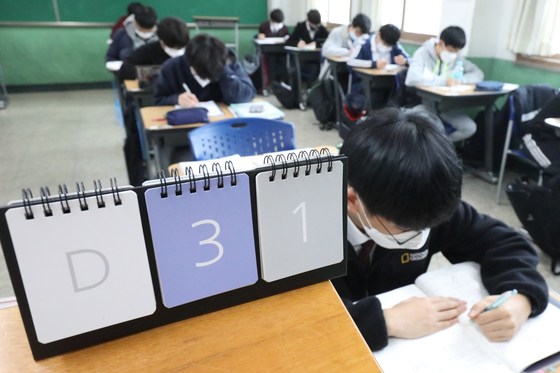 Seniors at Gyeongsin High School in Daegu on Monday prepare to take the national college admission examination which will take place on Dec. 3, a month later. [NEWS1]