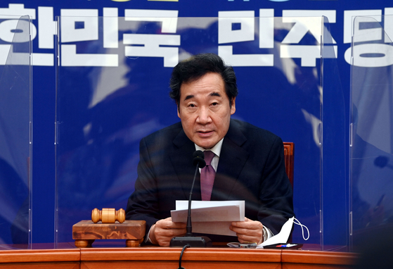 Ruling Democratic Party Chairman Lee Nak-yon announces the results of a party referendum on whether to field candidates for next year's by-elections for Seoul and Busan mayors. [YONHAP]