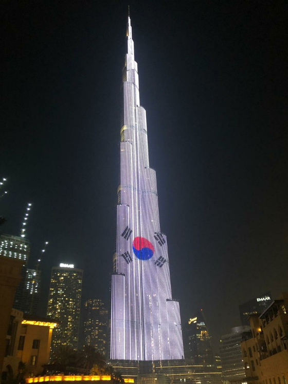 Image of Korea's national flag, Taegeukgi, is projected on the Burj Khalifa building in Dubai, to celebrate the 40 years of diplomatic ties between Korea and the United Arab Emirates, Sunday, local time. The flag's image was projected on two buildings for three minutes overnight. [EMBASSY OF THE UNITED ARAB EMIRATES IN KOREA]
