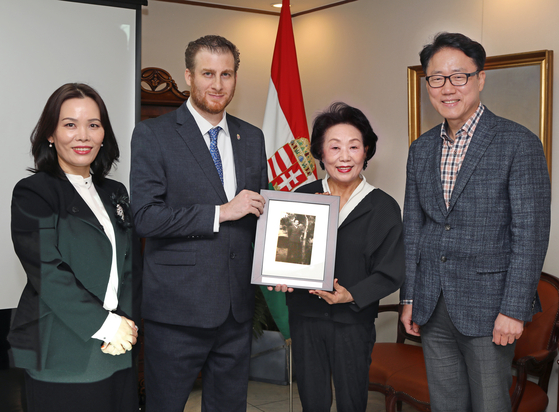 From left, Nam Sunmi, wife of Ambassador of Hungary to Korea Mozes Csoma; ambassador; Kim Se-won, daughter of composer Kim Soon-nam; and Ryu Kwon-ha, CEO of the Korea JoongAng Daily, at the Hungarian Embassy in Seoul on Tuesday. [PARK SANG-MOON]