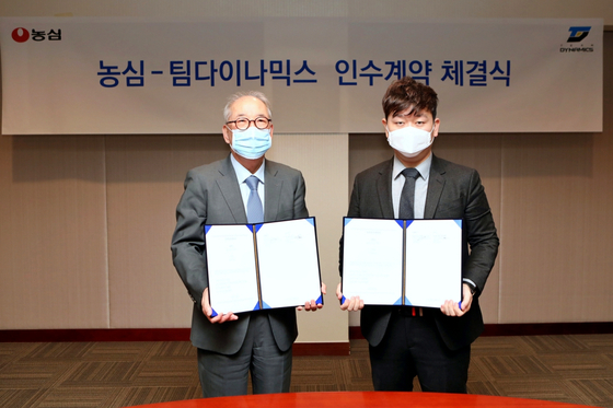 Nongshim CEO Park Jun and Team Dynamic’s owner Oh Ji-hwan take a commemorative photo to celebrate their partnership. [NONGSHIM] 