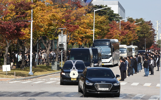 A hearse carrying the coffin of the late Samsung Group Chairman Lee Kun-hee and other vehicles exit the Samsung Electronics plant in Hwaseong, on Wednesday. [YONHAP]