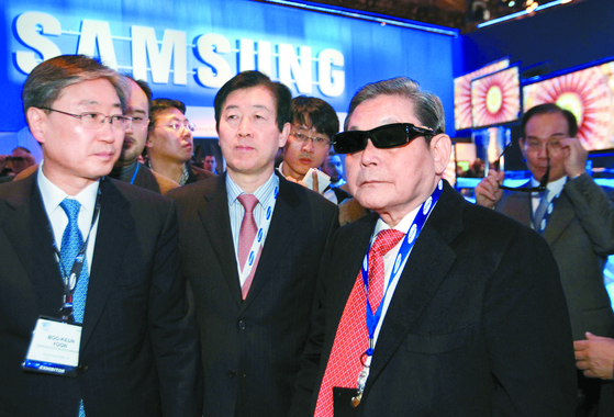 Lee Kun-hee, the late chairman of Samsung Group, tours the Consumer Electronics Show (CES) at the Las Vegas convention in 2010. [NEWS1]