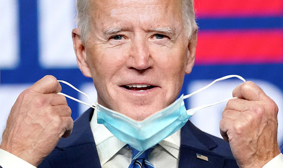 Democratic U.S. presidential nominee, former Vice President Joe Biden, pulls off his face mask to speak on the results of the 2020 U.S. presidential election in Wilmington, Delaware, Wednesday. [REUTERS/YONHAP]