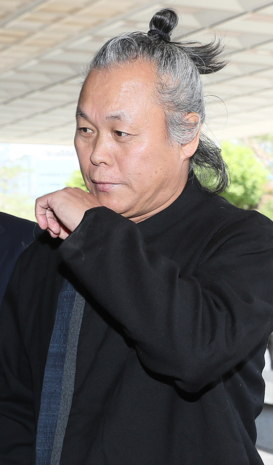 Filmmaker Kim Ki-duk walks into the Seoul Central District Prosecutors' Office in southern Seoul in June 2018 to file a libel suit. [YONHAP]