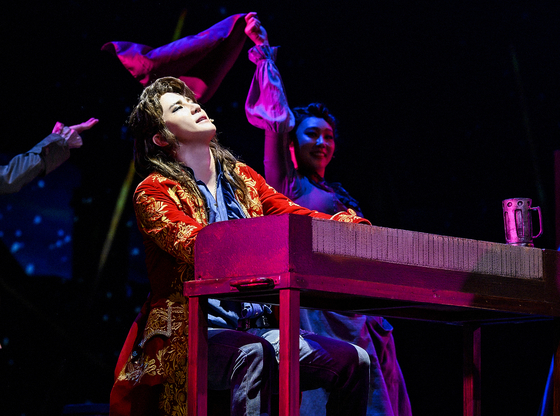 "Mozart!" became the first paid online content for performing arts in Korea. The online musical was organized by EMK Musical Company. [EMK MUSICAL COMPANY] 