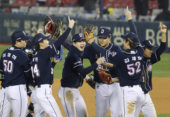 Doosan Bears players celebrate after picking up a 9-7 victory against the LG Twins at Jamsil Baseball Stadium in southern Seoul on Thursday. [YONHAP]