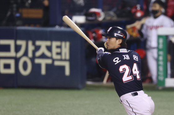 Doosan Bears veteran Oh Jae-won swings during the final game of the first round of the playoffs against the LG Twins on Nov. 5. With four RBIs, Oh was named the MVP of the series. The 35-year-old has won the Korean Series three times with the Bears. [YONHAP]