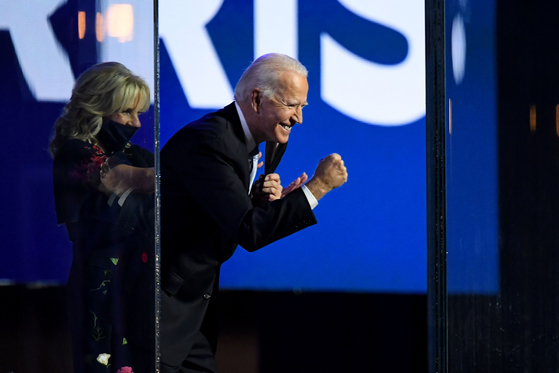 U.S. President-elect Joe Biden and his wife Jill Biden salute the crowd on stage after delivering remarks in Wilmington, Delaware, on Nov. 7. [AFP]