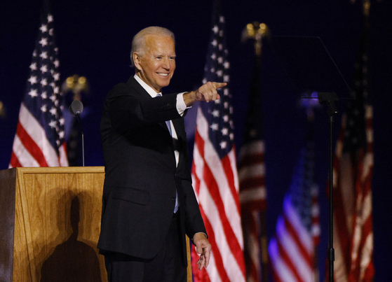 Joe Biden points to the crowd at his election rally in Wilmington, Delaware, Saturday, after the news media announced he won the 2020 U.S. presidential election over Donald Trump. [REUTERS/YONHAP]