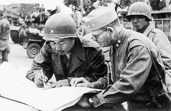 Korean General Paik Sun-yup, left, discussing combat plans with American General Frank W. Milburn, in 1950. [JOOGNANG ILBO]