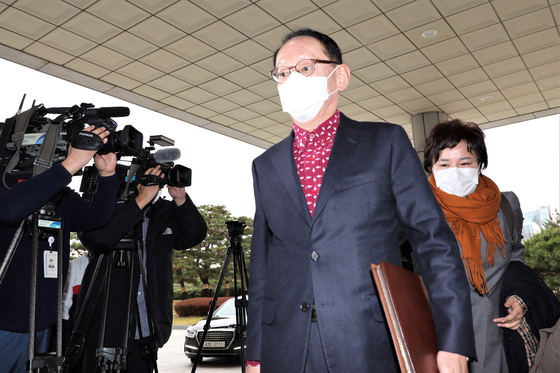 Lawmakers from the opposition People Power Party (PPP) enter the Supreme Prosecutors' Office building on Monday to conduct an inspection into the prosecution and Justice Ministry's spending of their special expenses accounts.  [YONHAP] 