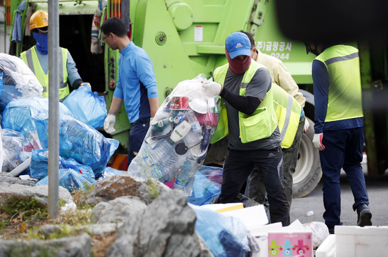 Cleaners are sorting through the trash on Oct. 5 near the Gwangju Saebom Children's Park after the Chuseok holidays. [YONHAP]