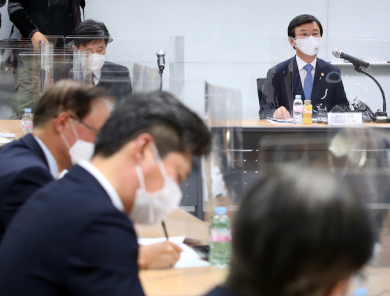 Minister of Oceans and Fisheries Moon Seong-hyeok speaks at a meeting with shipping executives to discuss ways to find exporters in Yeouido, western Seoul, on Wednesday. [NEWS1]