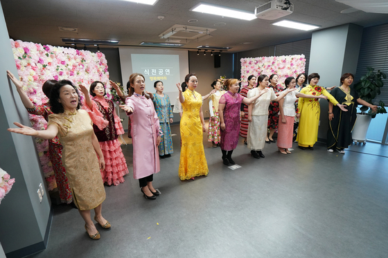 A group celebrates the opening of a center for multiethnic families in Dongdaemun on Jan. 7. [DONGDAEMUN DISTRICT OFFICE]