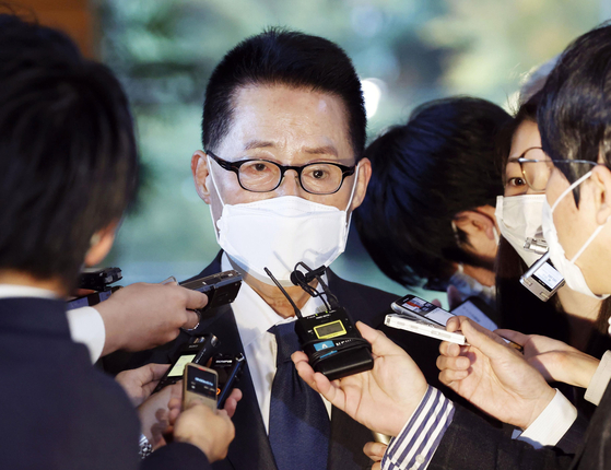 Park Jie-won, director of the National Intelligence Service (NIS), is surrounded by reporters after his meeting with Japanese Prime Minister Yoshihide Suga at his residence in Tokyo Tuesday afternoon. [YONHAP]