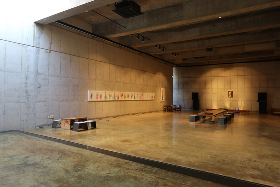 The space under the hanok building is used as an art gallery at Awon Museum and Hotel. [LEE SUN-MIN]