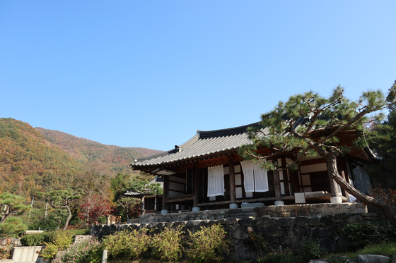 A view of one of the 250-year-old hanok at Awon Museum and Hotel in Wanju, North Jeolla. [LEE SUN-MIN]