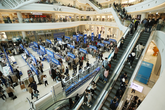 Customers crowd a shopping mall in Seoul on Sunday. As daily confirmed cases of Covid-19 increase, crowded shopping malls are raising concerns and could lead to tightened social distancing restrictions. A recent study by Statistics Korea showed the service industry suffered deeply from the virus’s resurgence in August. [YONHAP]