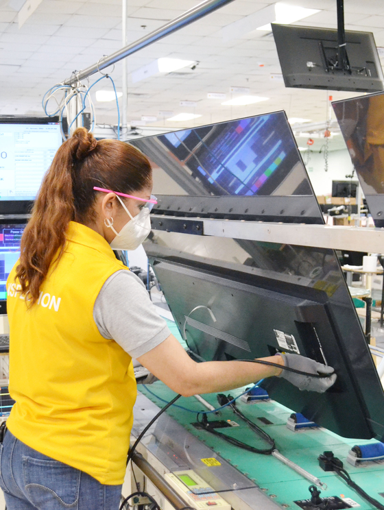 An employee is shown working on an LG Electronics TV at the company’s plant in Mexico recently. According to the Korean TV manufacturer, the company has ramped up production of its high-quality TVs ahead of Black Friday in the United States. [LG ELECTRONICS]