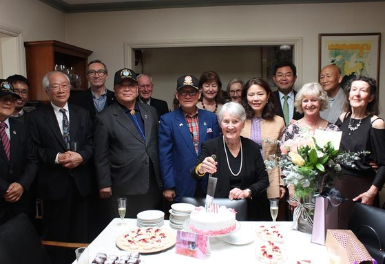 Olwyn Green, center front, celebrates her 94th birthday with her Australian and Korean friends at her residence then in Sydney in 2017. [YONHAP]