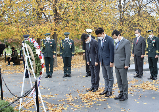Democratic Party Rep. Song Young-gil, center, and members of the party’s Korean Peninsula task force pay respect at the Korean War Memorial in Washington Sunday as they kick off their six-day trip to the United States. [DEMOCRATIC PARTY]