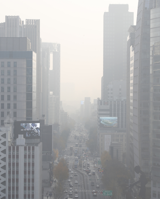 Downtown Seoul is shrouded with fine dust on Monday as stagnant air traps pollution -- both blown in from overseas and domestically produced. [NEWS1]