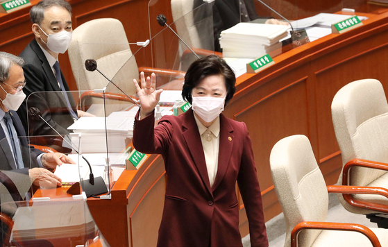 Justice Minister Choo Mi-ae waves to lawmakers in a Special Committee on Budget and Accounts meeting in the National Assembly last Thursday. [OH JONG-TAEK]
