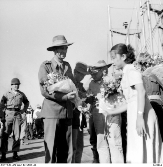 Lt. Col. Charles Green receiving flowers upon the arrival of his battalion in Busan on Sept. 28, 1950. The photo (ID number:146874) has been provided to the paper at the courtesy of the Australian War Memorial. [AUSTRALIAN WAR MEMORIAL]