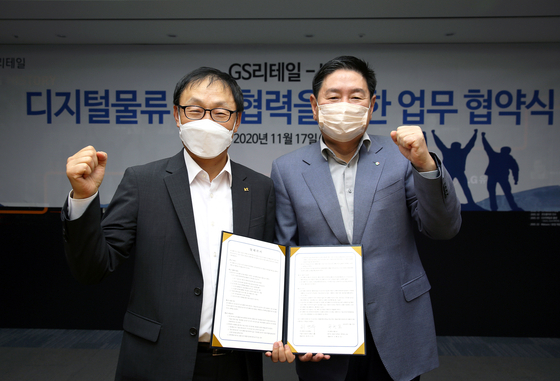 On the left, KT CEO Ku Hyeon-mo and GS Retail Vice Chairman Huh Yeon-soo during the MOU ceremony on Tuesday. [GS RETAIL]