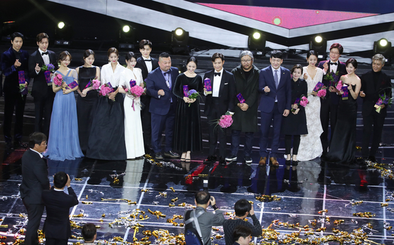 Winners of the 2018 APAN Star Awards take the stage at the Grand Peace Hall in Kyung Hee University in central Seoul. [NEWS1]