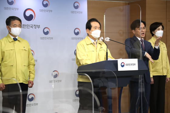 Prime Minister Chung Sye-kyun, center, delivers a public address Friday urging people to refrain from public activities for the remainder of the year, as experts say the country has entered a "third wave" of coronavirus cases. [YONHAP]
