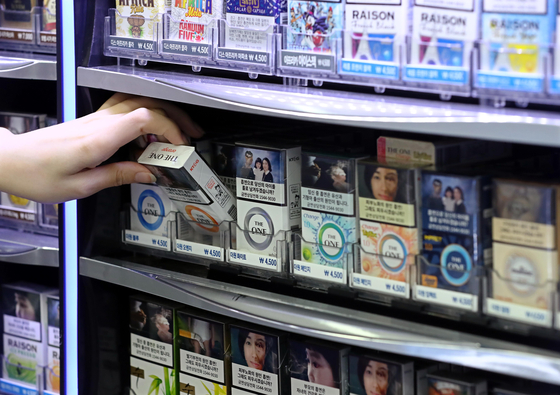 In this file photo, cigarettes are displayed at a convenient store in Seoul. [YONHAP] 