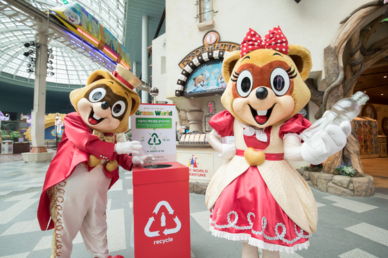 Lotte World mascots Lotty and Lorry promote a recycling program for plastic bottles at the amusement park in Songpa District, southern Seoul. [YONHAP]