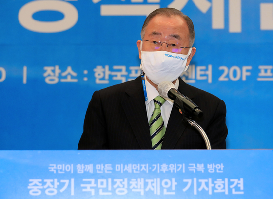 Ban Ki-moon, the chair of the National Council on Climate and Air Quality (NCCA) and former UN secretary general, speaks at a press conference at the Korea Press Center in central Seoul Monday on public policy proposals to combat fine dust and climate change. [NEWS1]