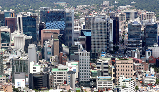 A view from Mount Namsan, central Seoul, of the headquarters of major Korean corporations in May. The leading corporations have been lowering total employee numbers. [YONHAP]