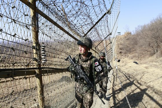 A barbed wire fence on the DMZ in Yeoncheon County, Gyeonggi. The photograph is not directly related to the story. [KOREAN ARMY]