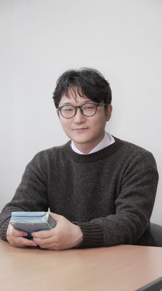 Pastor Lee Dong-hwan sits down for an interview with the Korea JoongAng Daily in his office in central Seoul. [JEON TAE-GYU]  