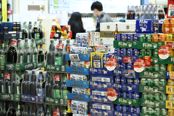 Beer is stacked up at a supermarket in central Seoul on Nov. 25. With the Covid-19 pandemic continuing and people spending more time at home, Korean households on average spent 19,651 won ($17.76) per month on alcohol during the third quarter this year, an all-time high since Statistics Korea started collecting the data in 2003. [YONHAP]