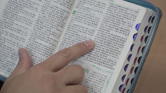 Pastor Lee Dong-hwan points to the Book of Leviticus, Chapter 20, Verse 13 during the interview. [JEON TAE-GYU]