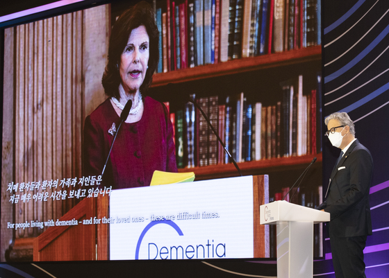 Jakob Hallgren, ambassador of Sweden to Korea, speaks at the Dementia Forum X Korea in Coex in southern Seoul on Thursday and relays congratulatory remarks from Queen Silvia. [LIM HYUN-DONG]