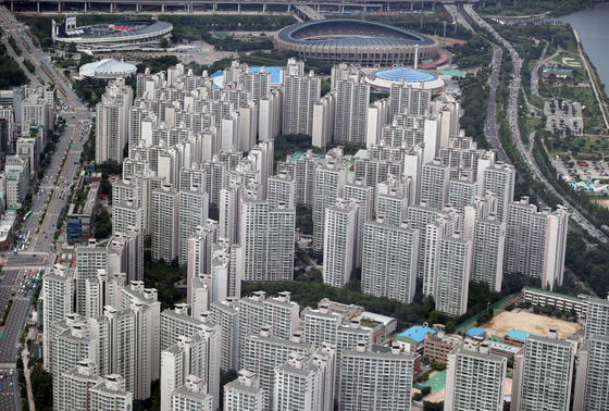 A view of apartments in Songpa Distirct, southern Seoul, of Seoul Sky at the top of the Lotte World Tower. [YONHAP]