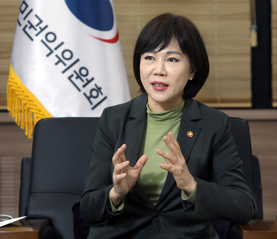 Jeon Hyun-heui, chairperson of the Anti-Corruption and Civil Rights Commission (ACRC), talks about this week’s International Anti-Corruption Conference (IACC) and the ACRC’s anticorruption efforts during an interview with the Korea JoongAng Daily last Thursday. [PARK SANG-MOON]